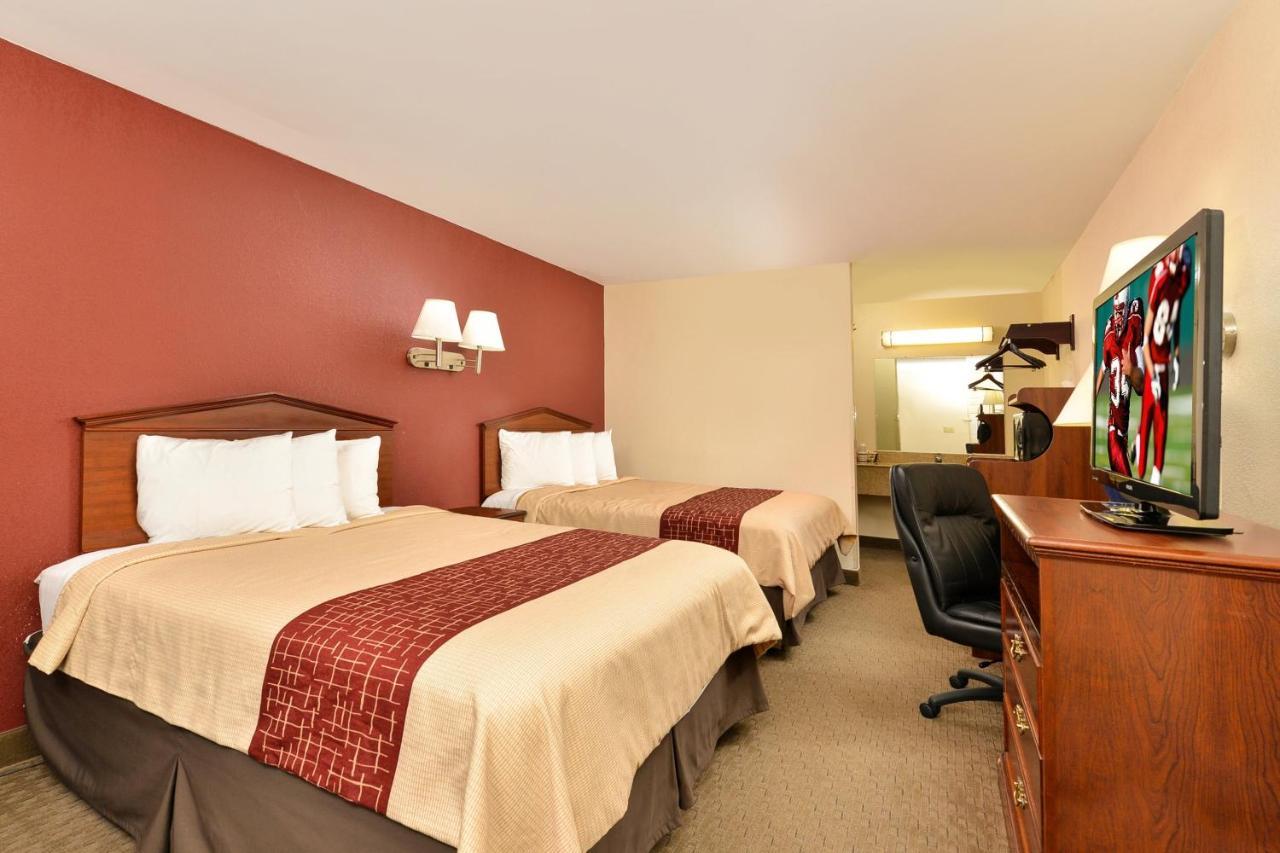 Red Roof Inn Dalton Bagian luar foto