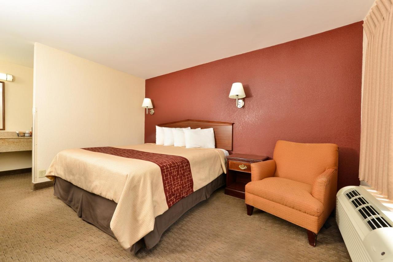 Red Roof Inn Dalton Bagian luar foto