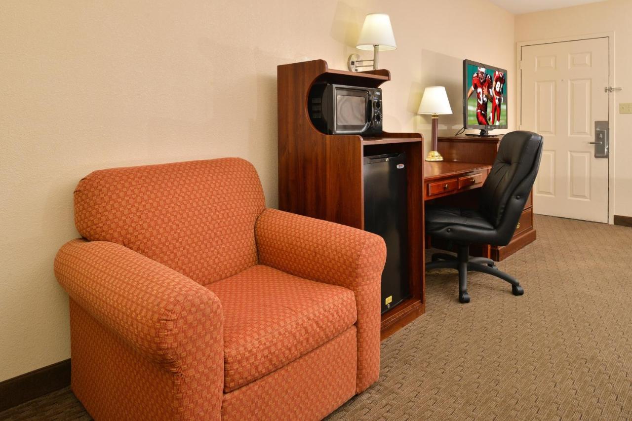 Red Roof Inn Dalton Bagian luar foto