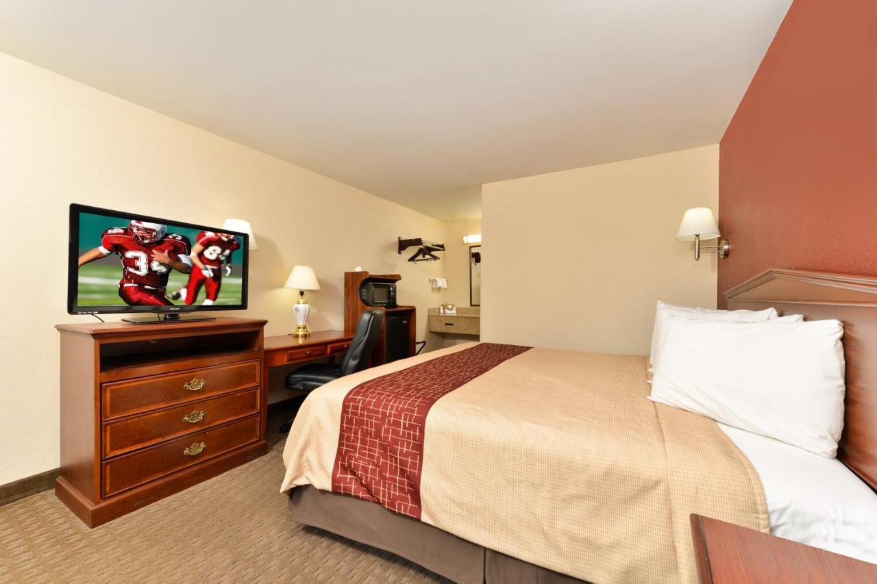 Red Roof Inn Dalton Bagian luar foto